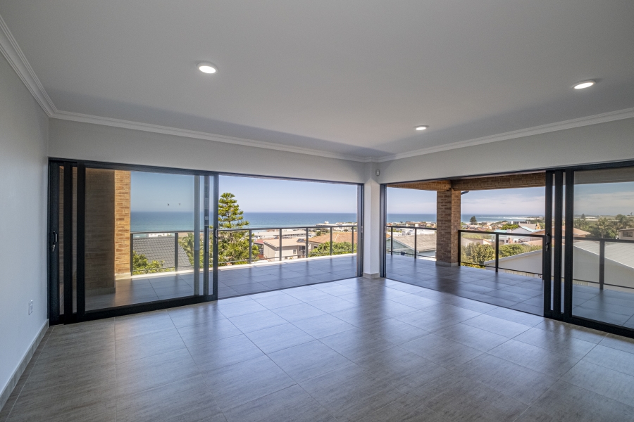4 Bedroom Property for Sale in Wavecrest Eastern Cape
